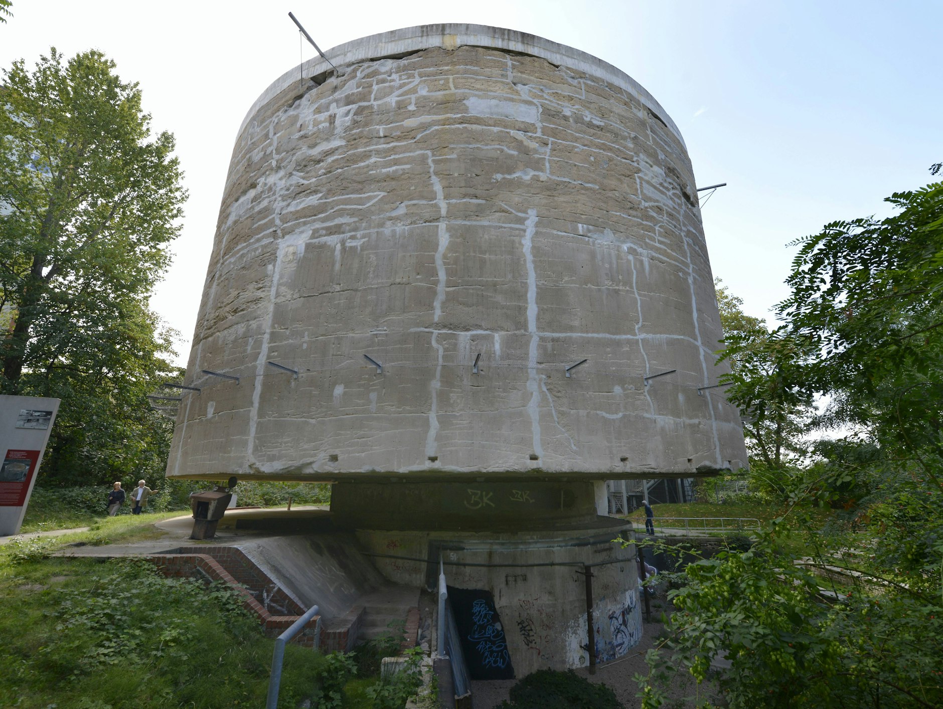 Ein Relikt des „Germania“-Projekts ist der „Schwerbelastungskörper“, im Volksmund „Nazi-Klops“. Der Zylinder aus Beton und Stahlbeton steht an der General-Pape-Straße 34A in Tempelhof.