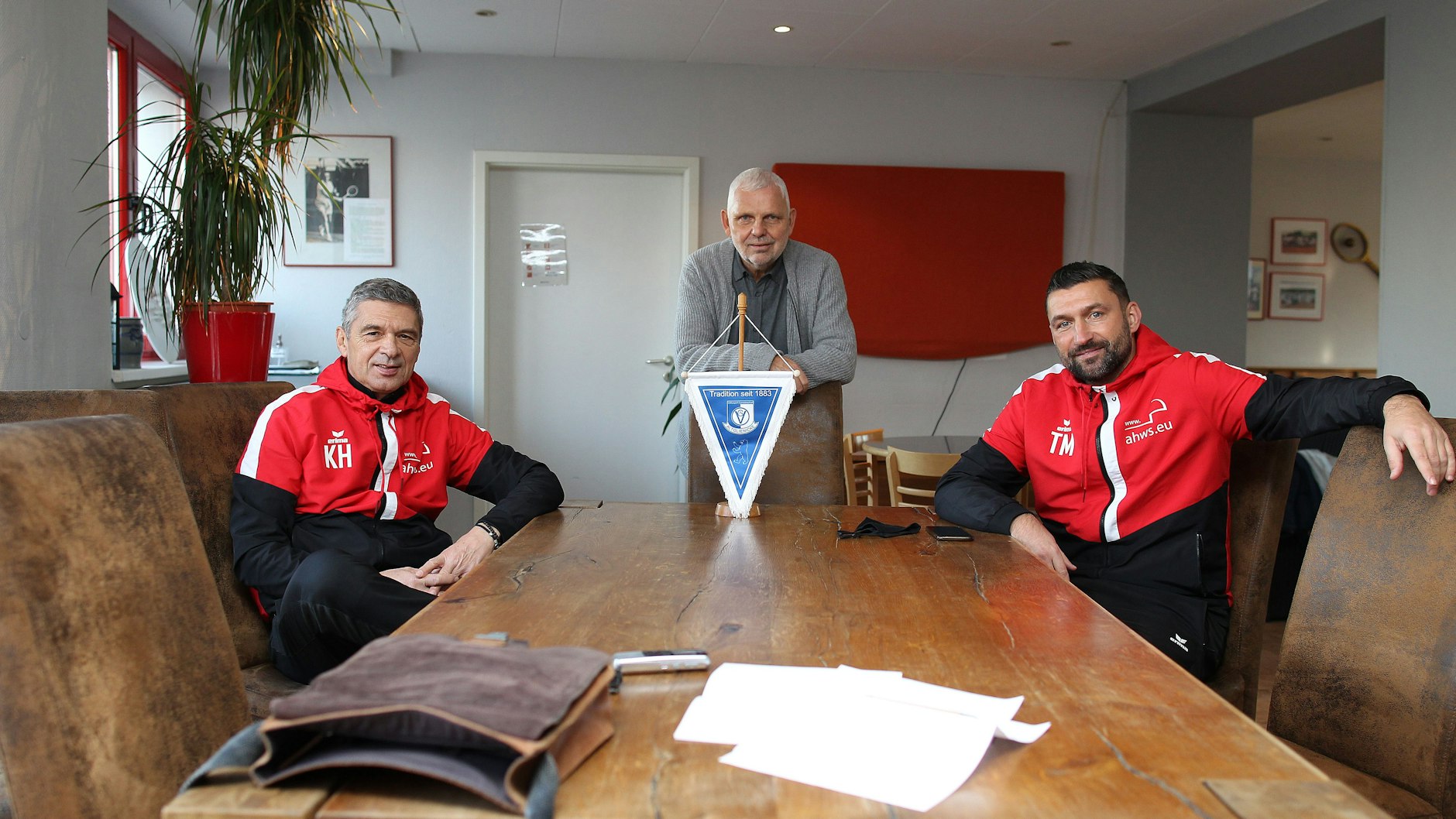 Michael Jahn (Mitte) traf sich mit Karsten Heine (links) und Torsten Mattuschka (rechts) zum Interview zum Derby Hertha und Union.