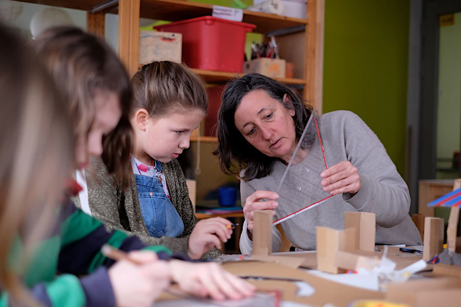 So können Kinder mithelfen, ihre Schule in einen angenehmen Lebensort zu verwandeln: Susanne Wagner von "Bauereignis" plant mit Hortkindern einen Ort der Stille auf dem Schulhof der Adolf-Glasbrenner-Grundschule.&nbsp;