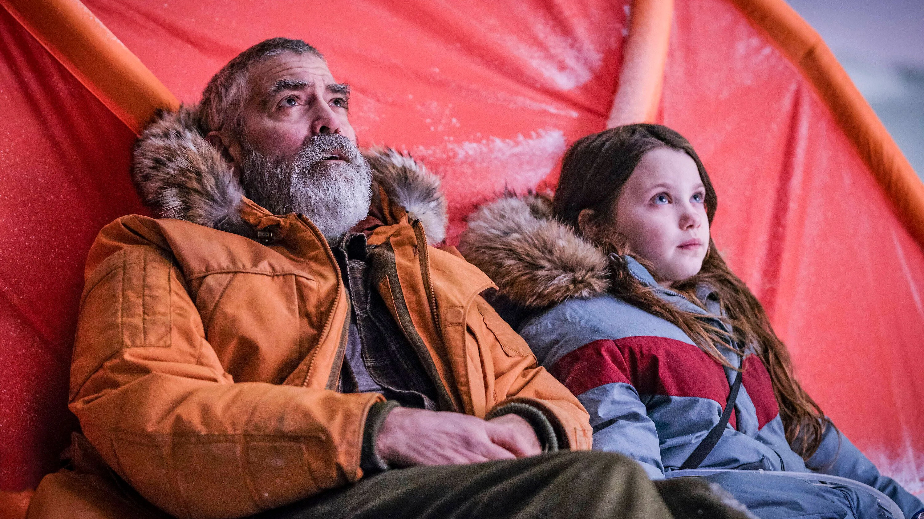 George Clooney und&nbsp;Caoilinn Springall in einer Szene aus „Midnight Sky“.&nbsp;