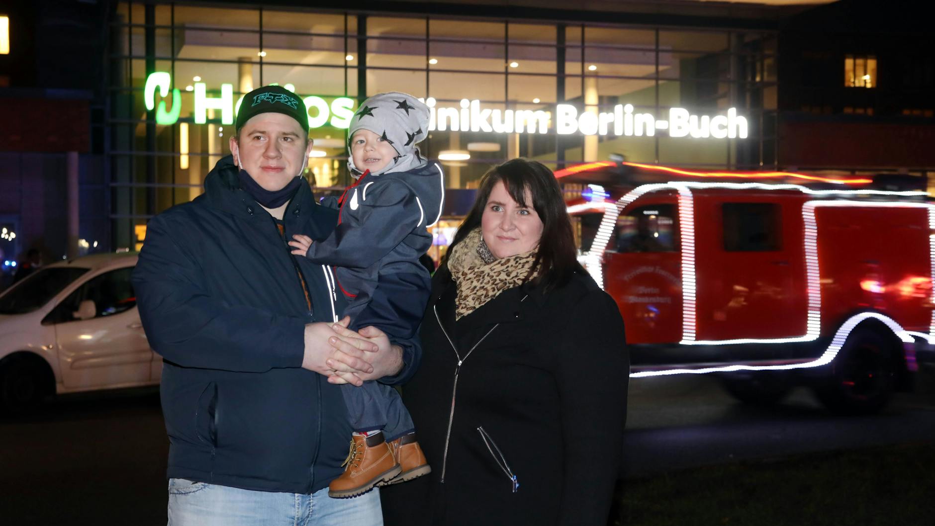 Leon mit seinem Vater Sven (32) und Mutter Julia (30) vor dem Helios-Klinikum Berlin-Buch