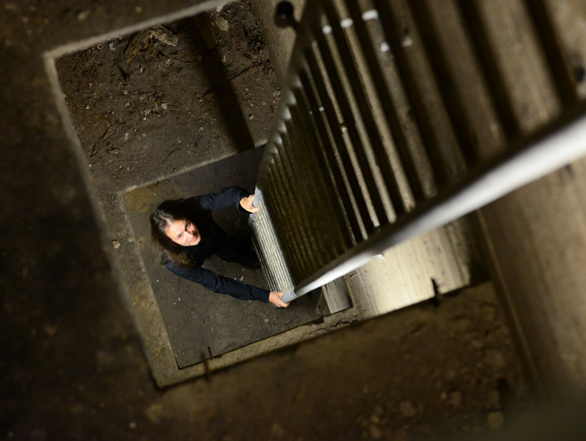 Der Architekt Michael Richter, Mitglied des Berliner Unterwelten e. V., steigt in den Unterbauch des „Schwerbelastungskörpers“. Das Bauwerk sollte klären, wie viel Gewicht der Berliner Boden tragen kann.