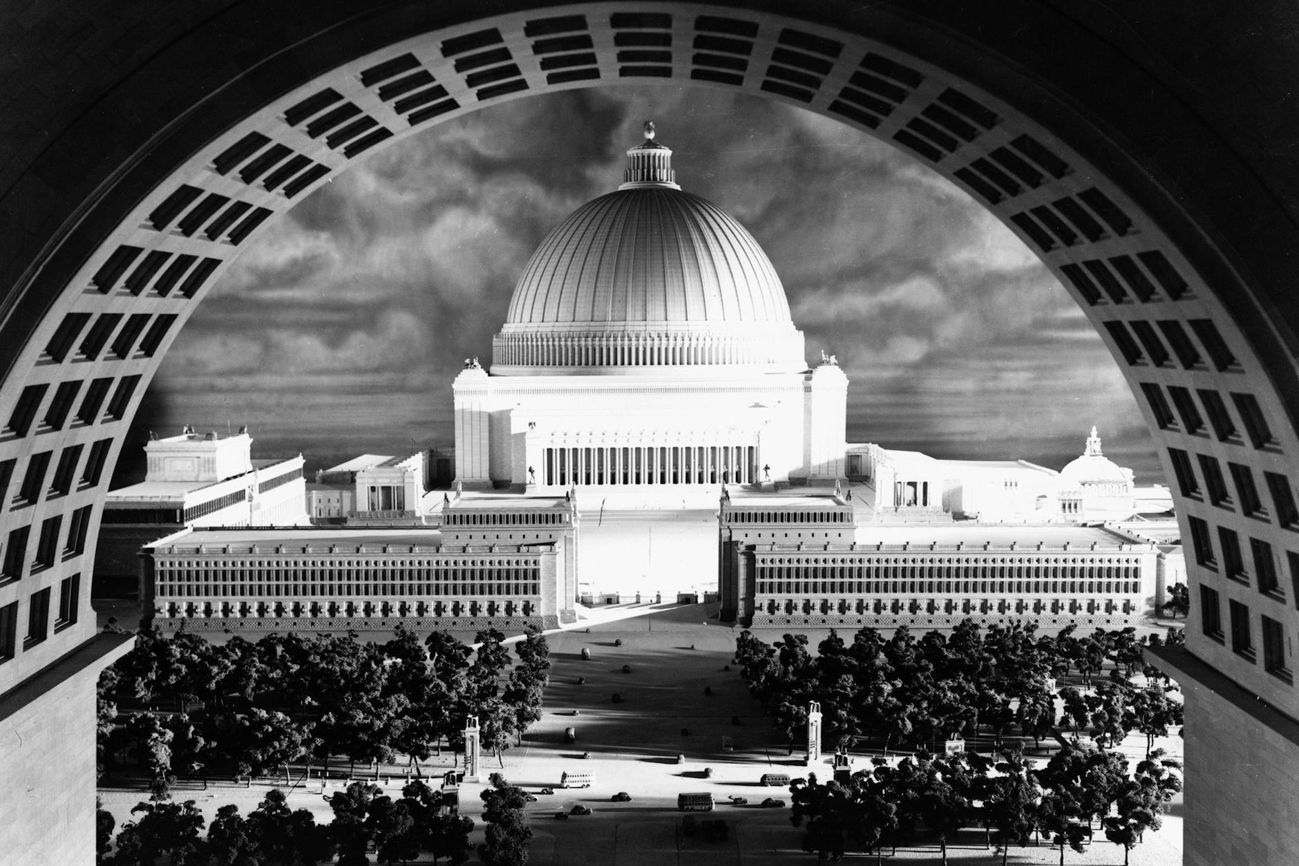 Die Gigantomanie von „Germania“ verdeutlicht dieses Modell: Die Große Halle, 320 Meter hoch, war als zentrales Bauwerk der neuen deutschen Reichshauptstadt gedacht; sie sollte 180.000 „Volksgenossinnen und -genossen“ Platz bieten.