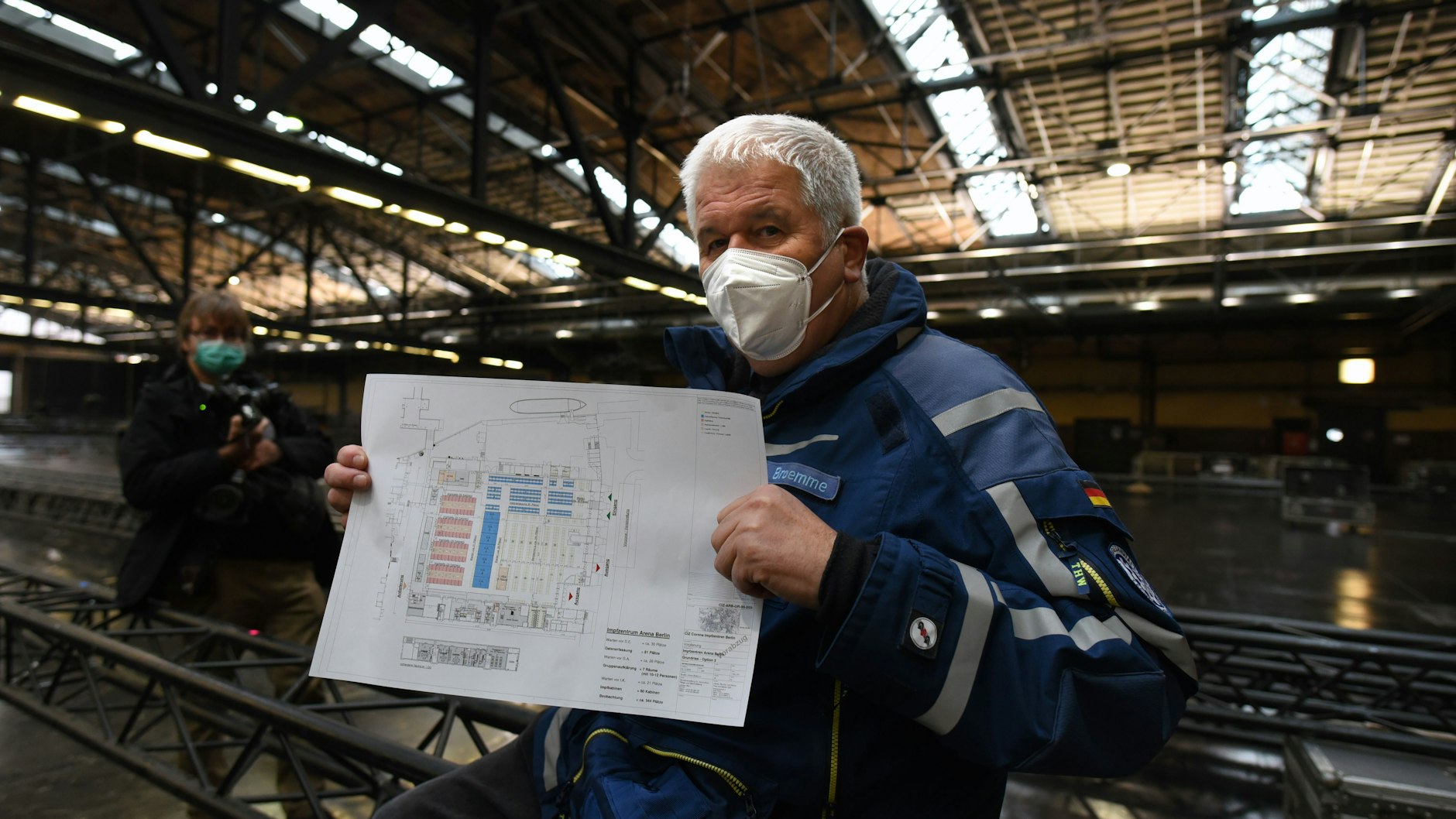 Projektleiter Albrecht Broemme zeigt den Plan, wie die einzelnen Impfstationen in der Arena aufgestellt werden.&nbsp;&nbsp;<br><br>