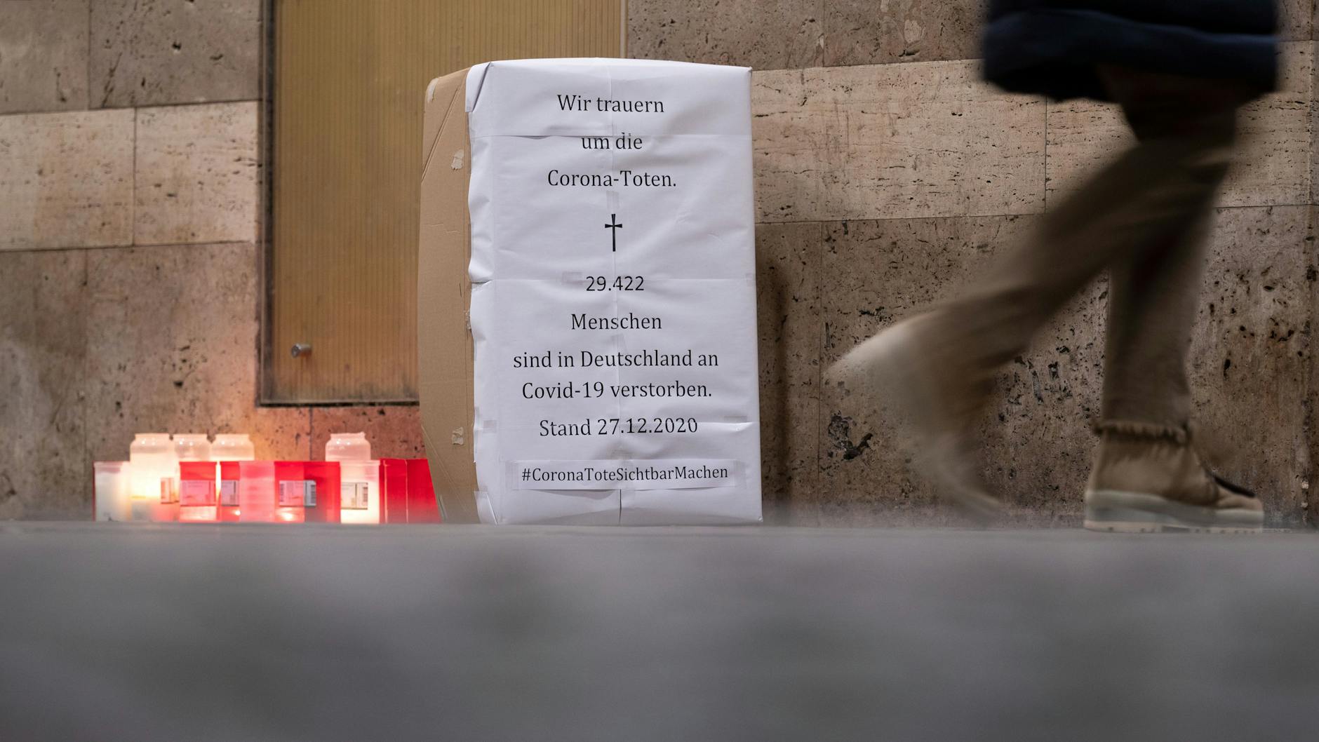 This sign is now sadly out-of-date. More than 32,000 have now died of Covid-19 in Germany.
