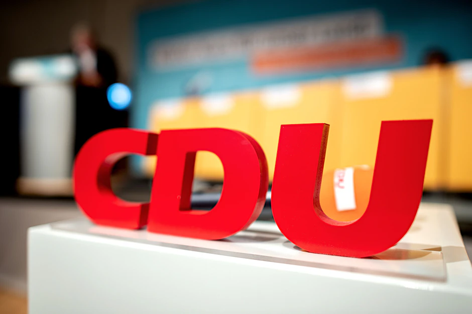 Logo mit den Buchstaben C, D und U.
