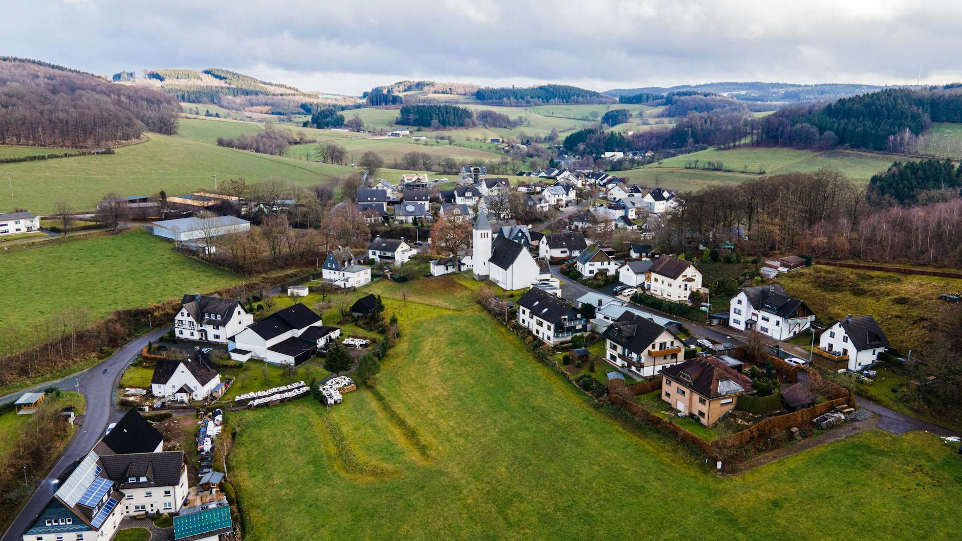Graue Wolken ziehen über den Ortsteil Unterneger hinweg. 