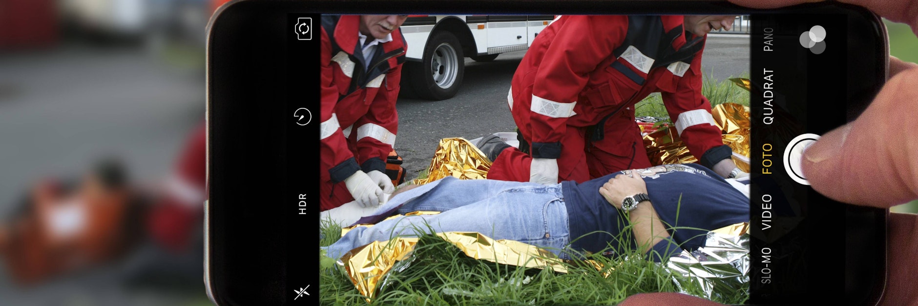 Gaffer fotografieren bei einem Rettungseinsatz mit der Handykamera. (Symbolfoto)
