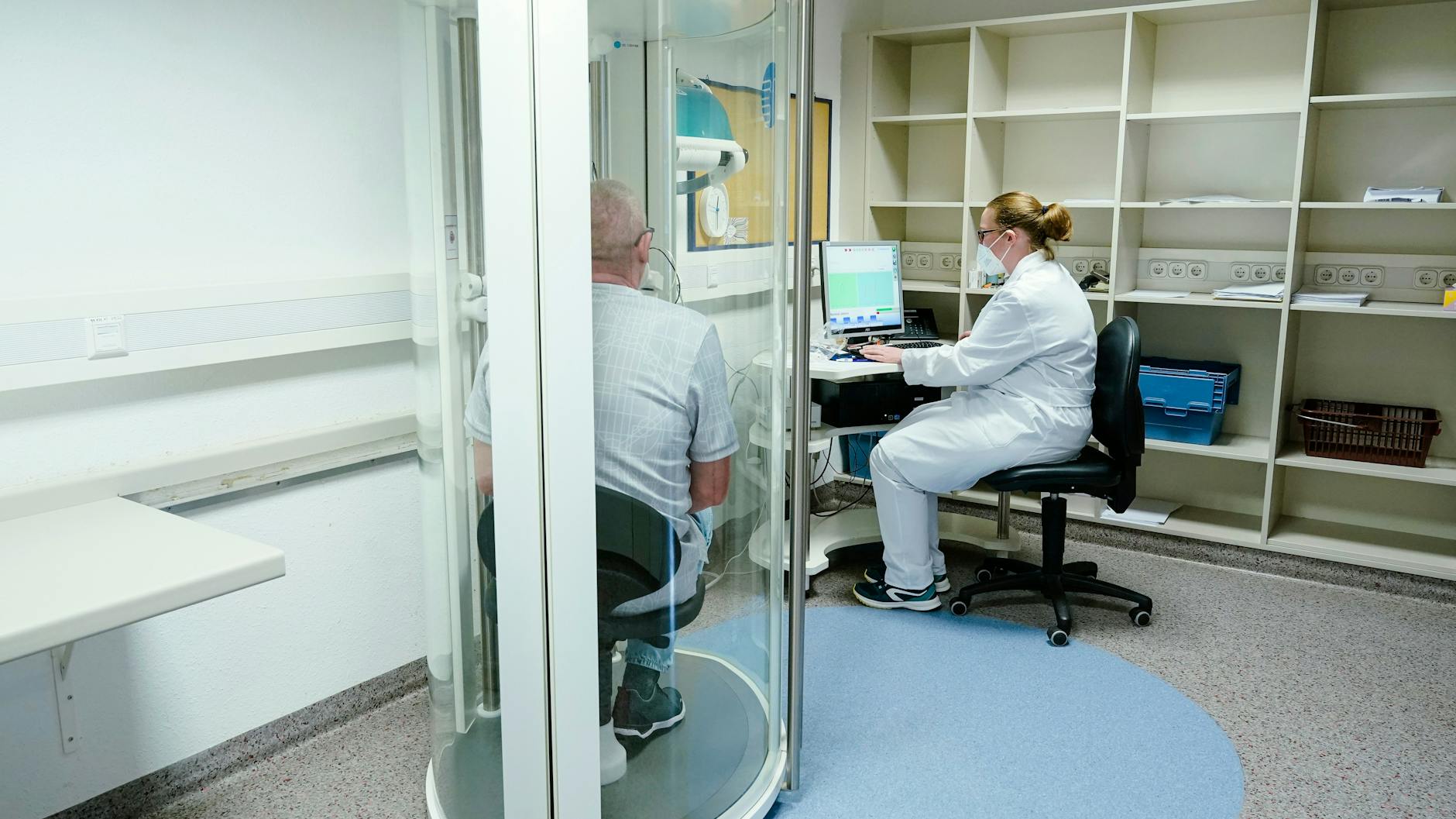 Eine Mitarbeiterin misst die Lungenfunktion des 55-jährigen Patienten Jörg K. 