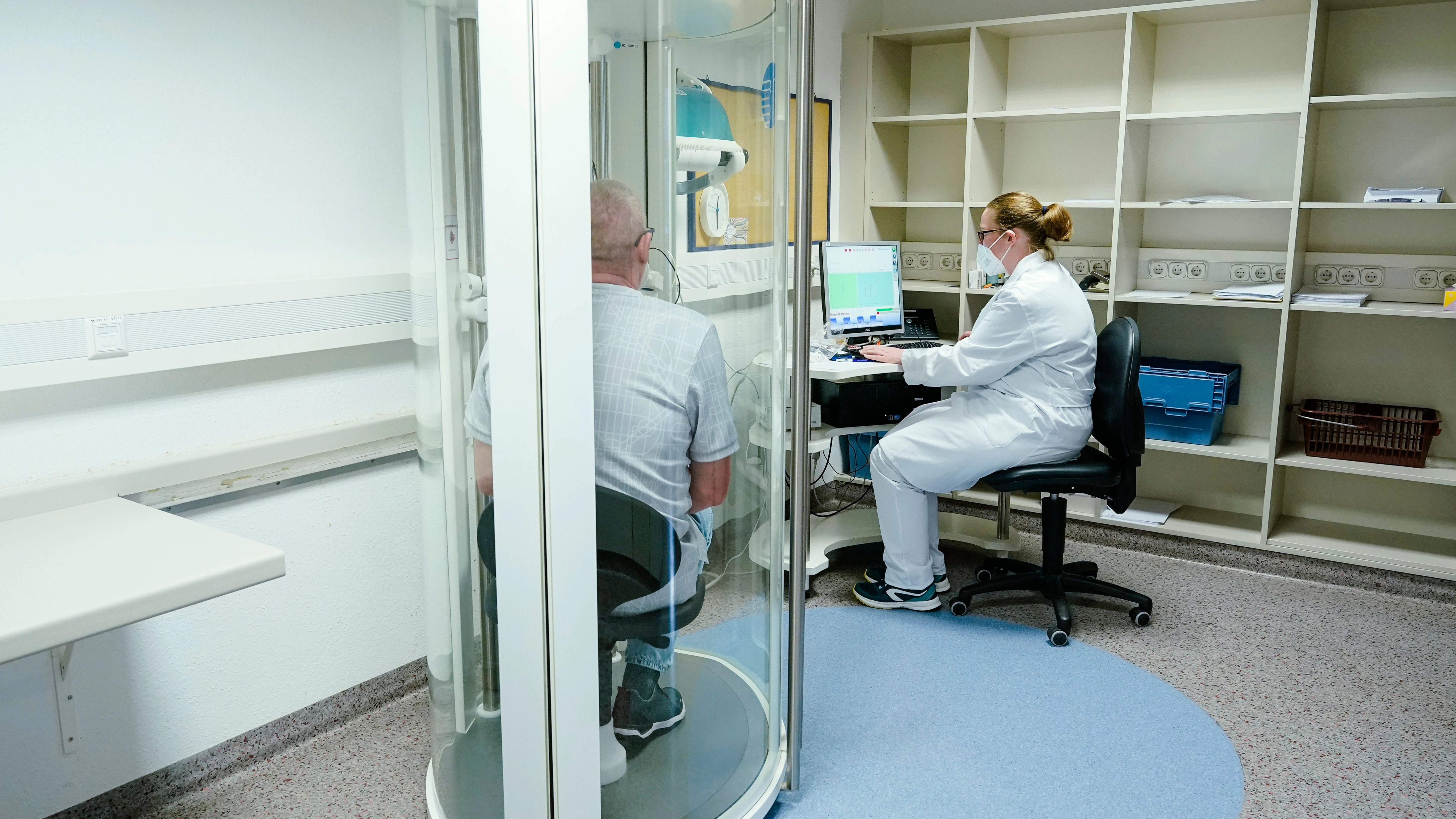 Eine Mitarbeiterin misst die Lungenfunktion des 55-jährigen Patienten Jörg K.&nbsp;