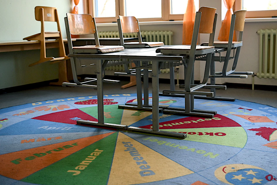 Die Stühle werden wohl auch in dieser Grundschule noch eine Weile hochgestellt bleiben.