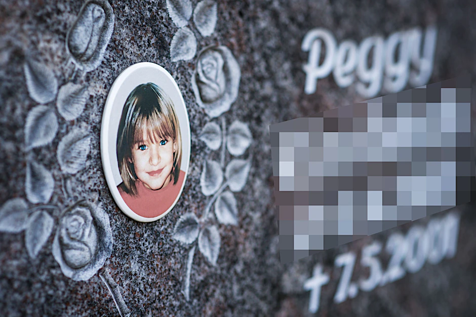ARCHIV - 25.04.2013, Bayern, Nordhalben: Ein Gedenkstein mit dem Porträt des Mädchens Peggy auf dem Friedhof. Foto: David-Wolfgang Ebener/dpa +++ dpa-Bildfunk +++