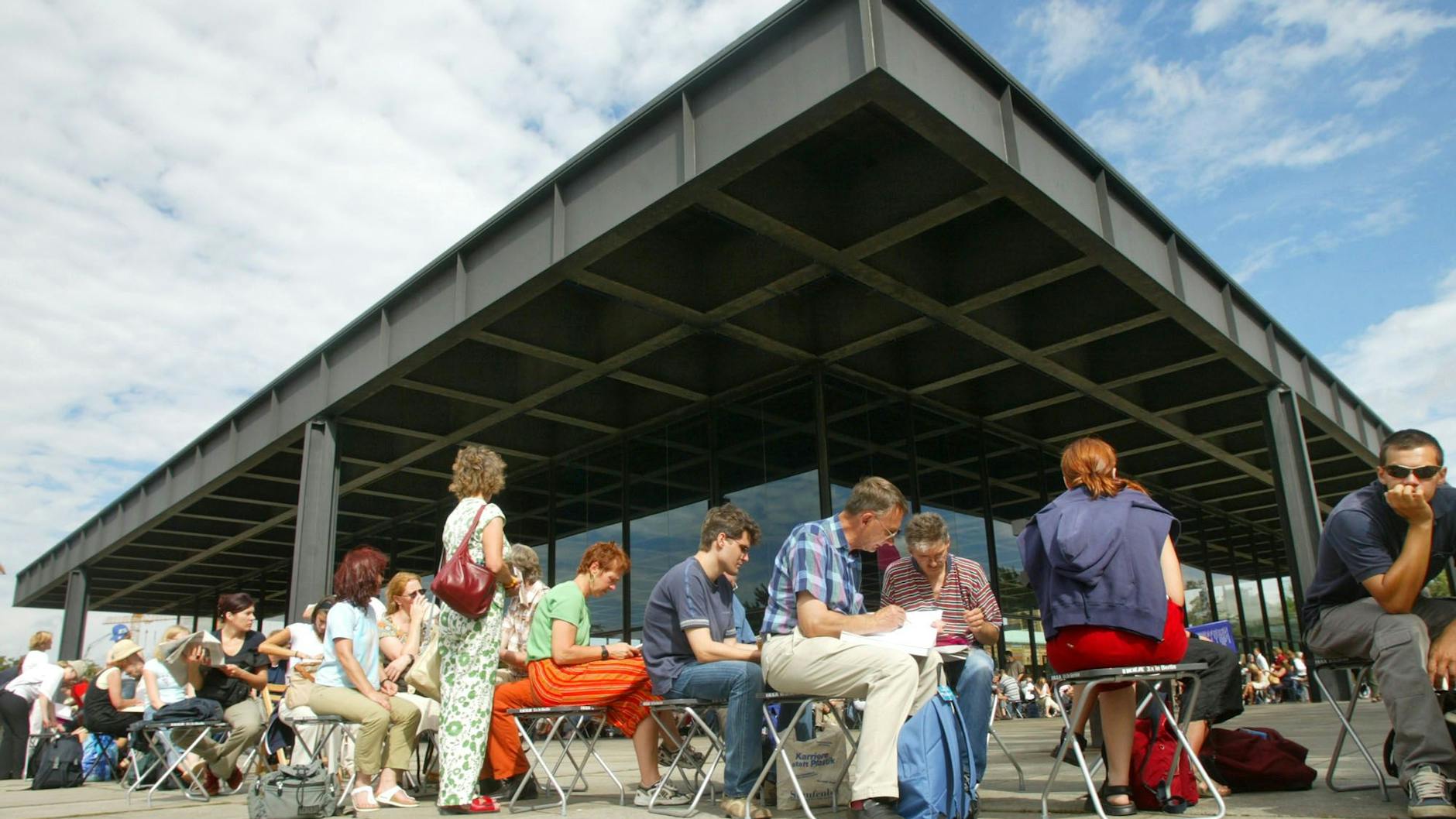 Camping für die Kunst im Jahr 2004: Besucher der MoMA-Ausstellung sitzen geduldig in der Warteschlange vor der Neuen Nationalgalerie in Berlin. Damals gab es noch keine Online-Zeitfenster.