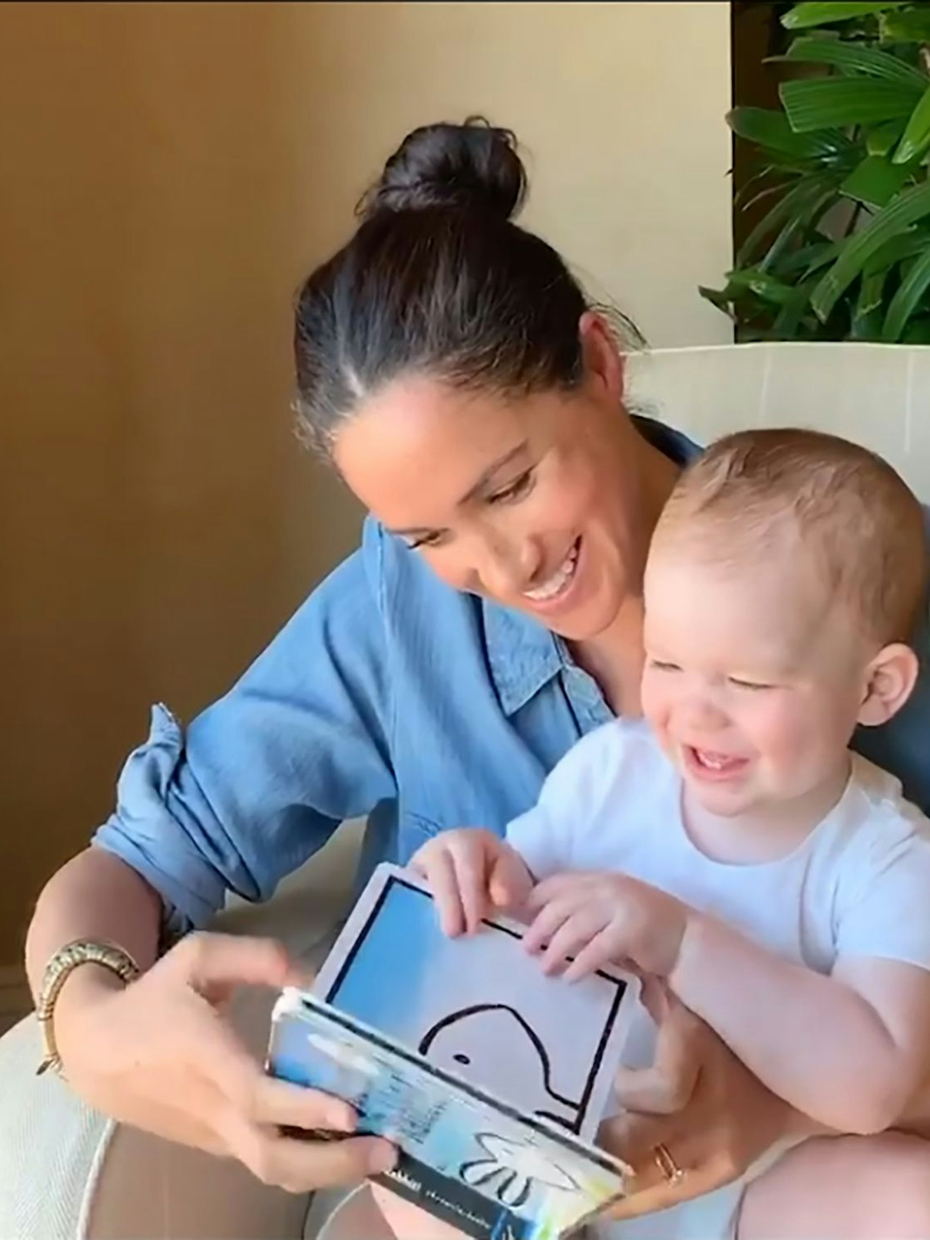 Das aktuellste Bild von Archie stammt aus dem Mai 2020: Der kleine Royal blättert mit Mama Meghan durch ein Bilderbuch.