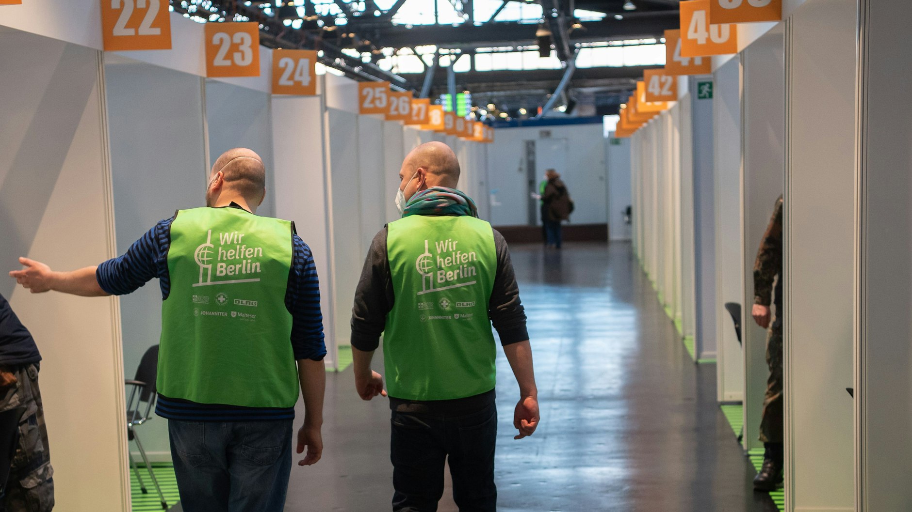 Mitarbeiter bei einem Kontrollgang durch das Impfzentrum in der Arena Berlin: Dort sollen gleich im neuen Jahr die über 90-jährigen Berliner geimpft werden.