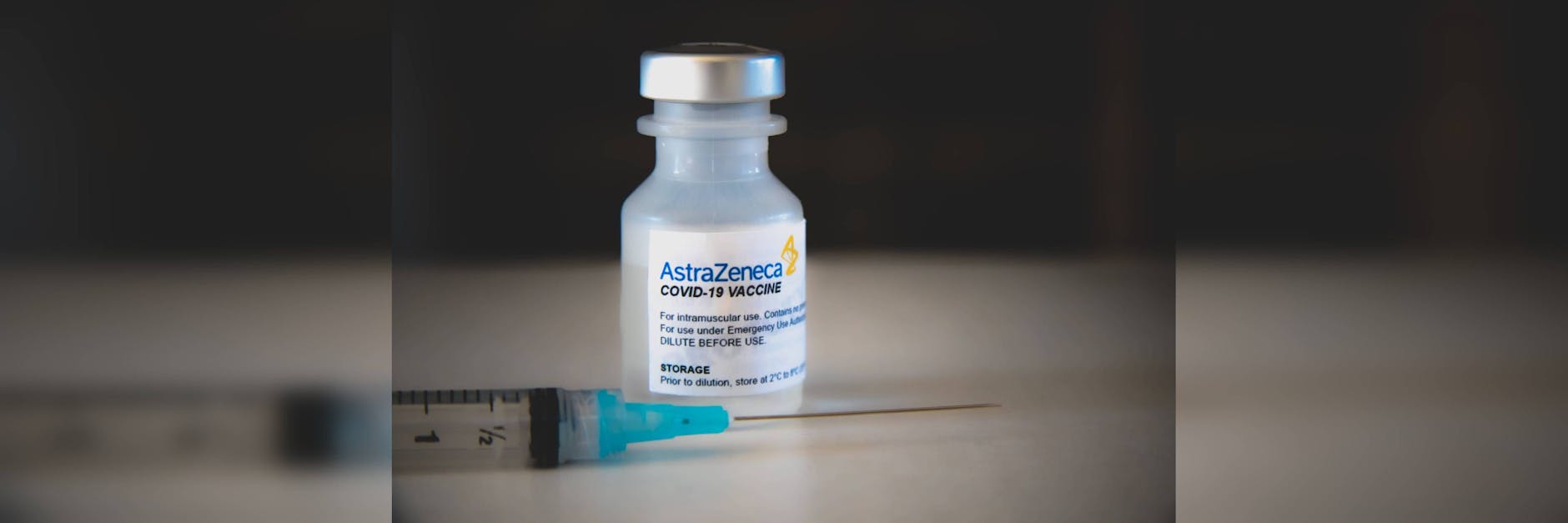 Großbritannien hat den Corona-Impfstoff der Universität Oxford und des Pharmakonzerns Astrazeneca zugelassen.