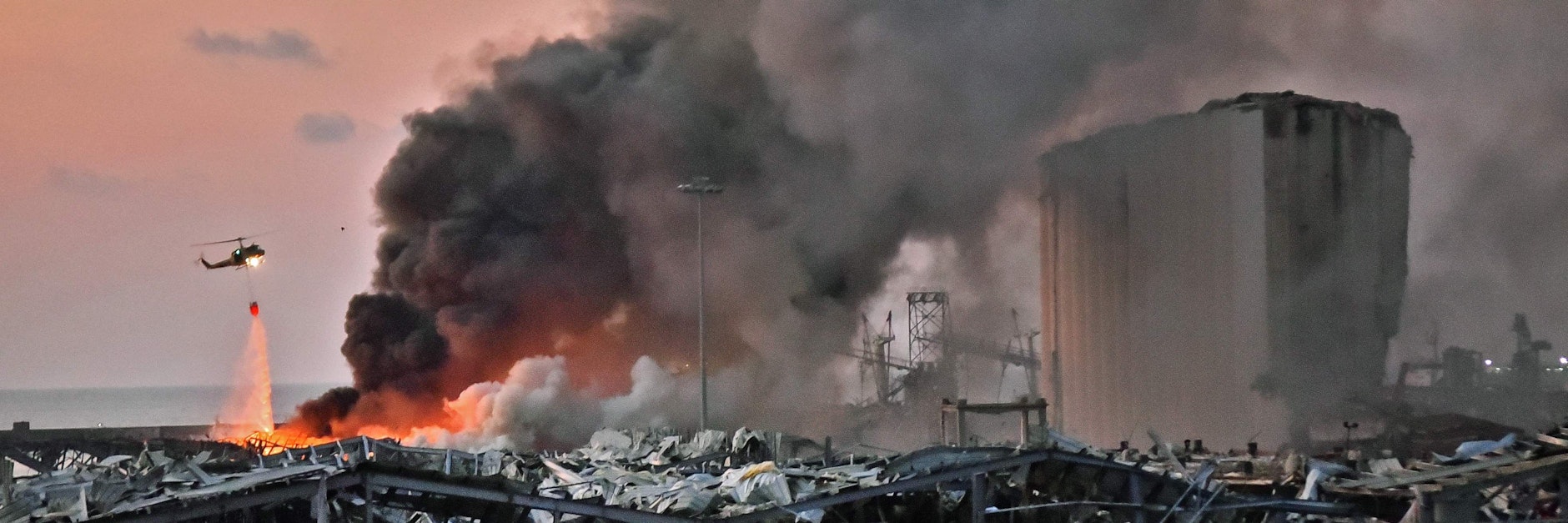 August 2020: Im Hafen der libanesischen Hauptstadt Beirut explodieren etwa 2700 Tonnen dort gelagertes Ammoniumnitrat und verwüsten weite Teile der Stadt.