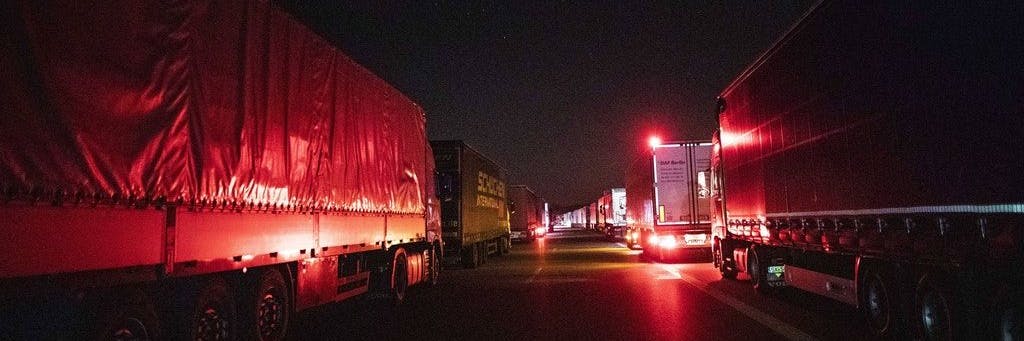 Lastkraftwagen nachts auf der Autobahn.