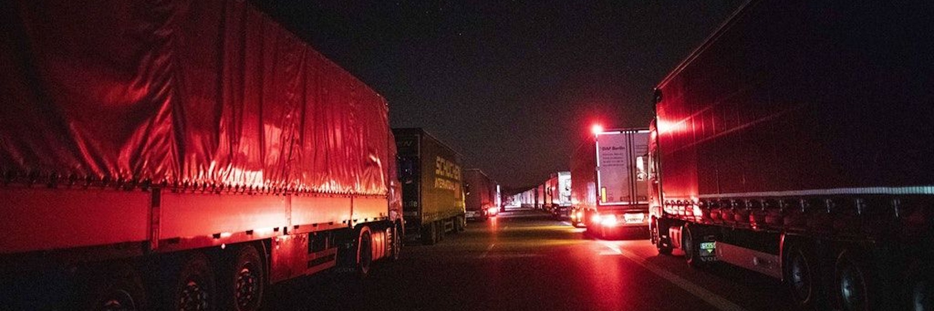 Lastkraftwagen nachts auf der Autobahn.