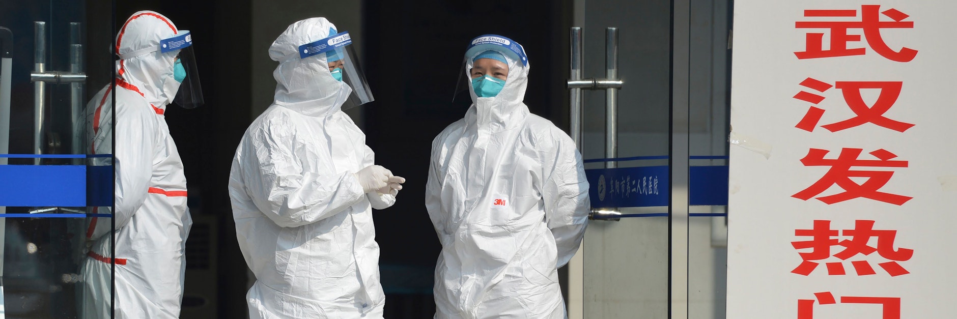Chinesische Mediziner in Schutzanzügen warten in Wuhan auf Patienten (Archivbild).