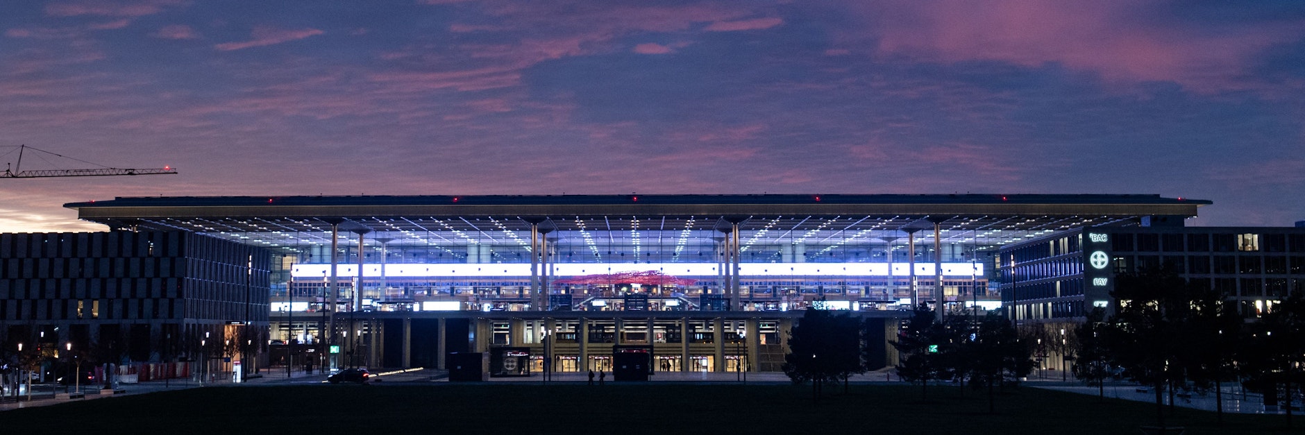 Schön, aber teuer! Das Terminal 1 des neuen Flughafens Berlin Brandenburg Willy Brandt (BER) ist am frühen Abend hell erleuchtet.