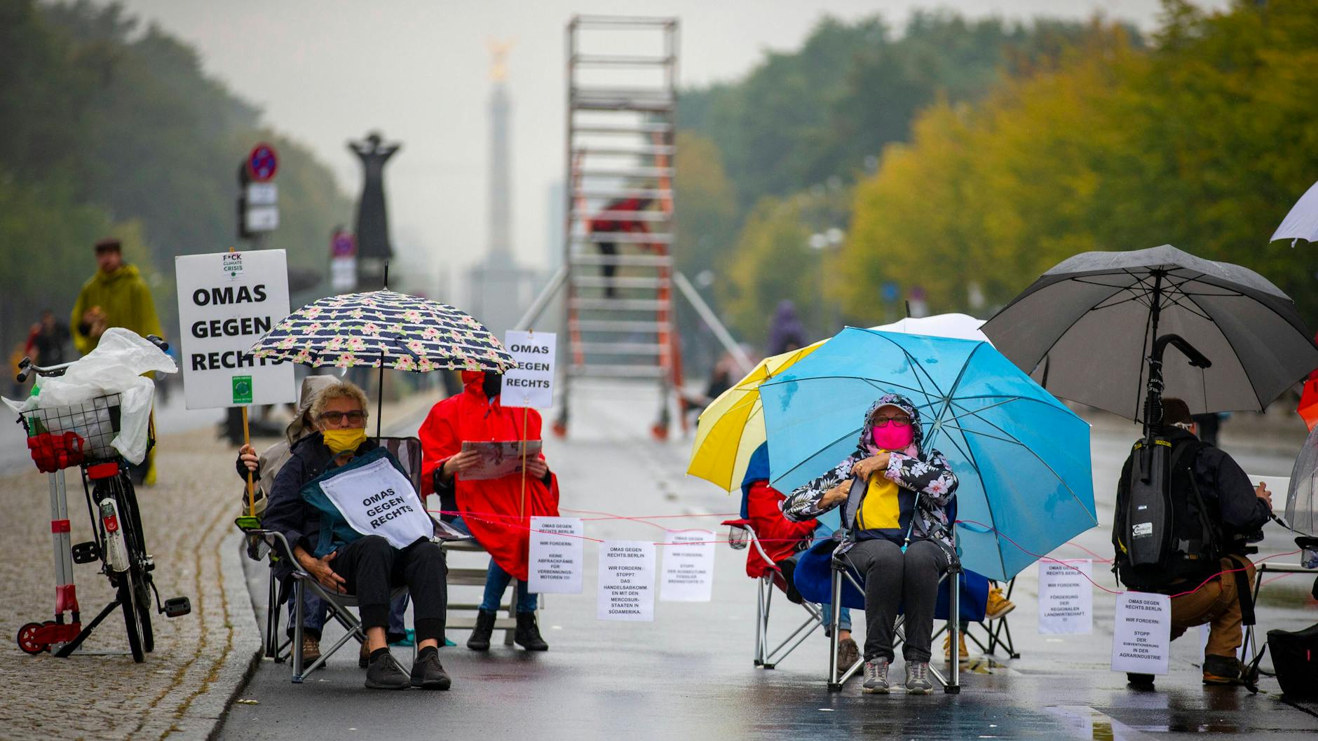 Omas gegen Rechts at the Fridays for Future Global Climate Strike on Straße des 17. Juni, 25 September 2020.