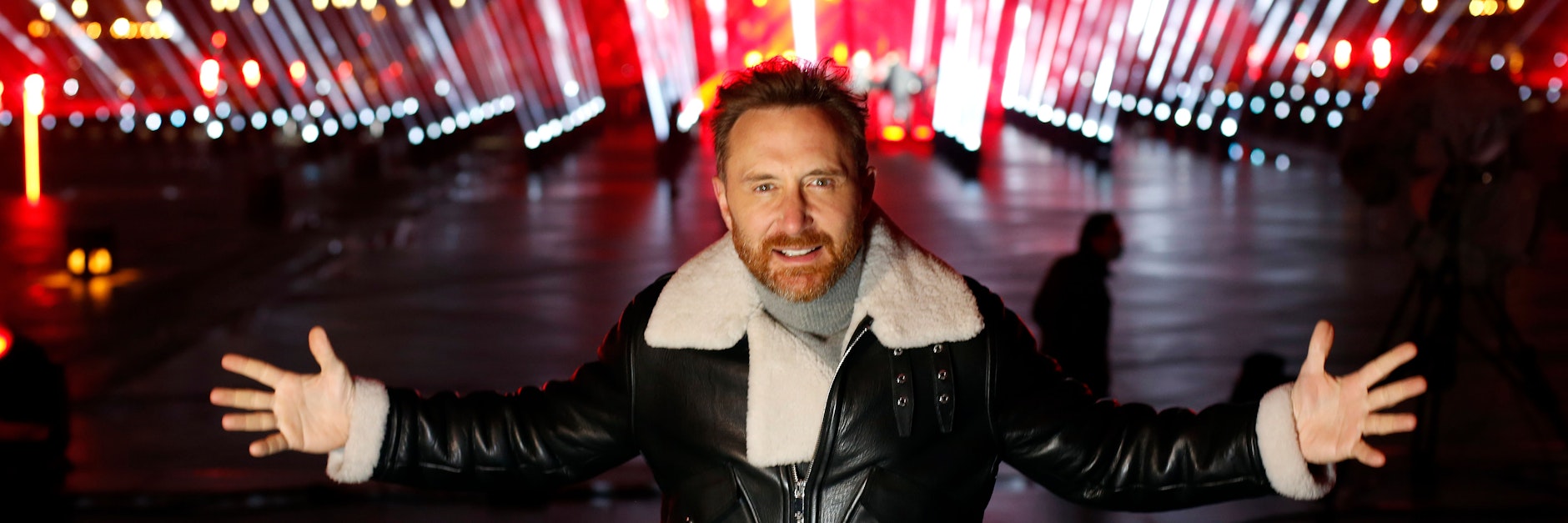 David Guetta, Star-DJ aus Frankreich, vor der Aufzeichnung seiner Show im beleuchteten Hof des Louvre-Museums.