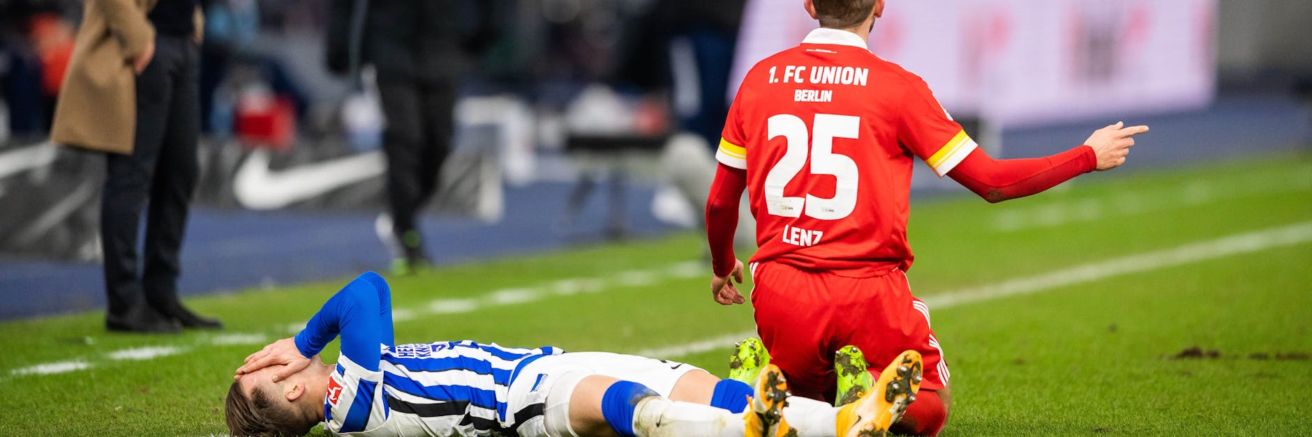 Torschütze Pekarik liegt am Boden, Lenz hatte ihn mit der Hand im Gesicht getroffen.