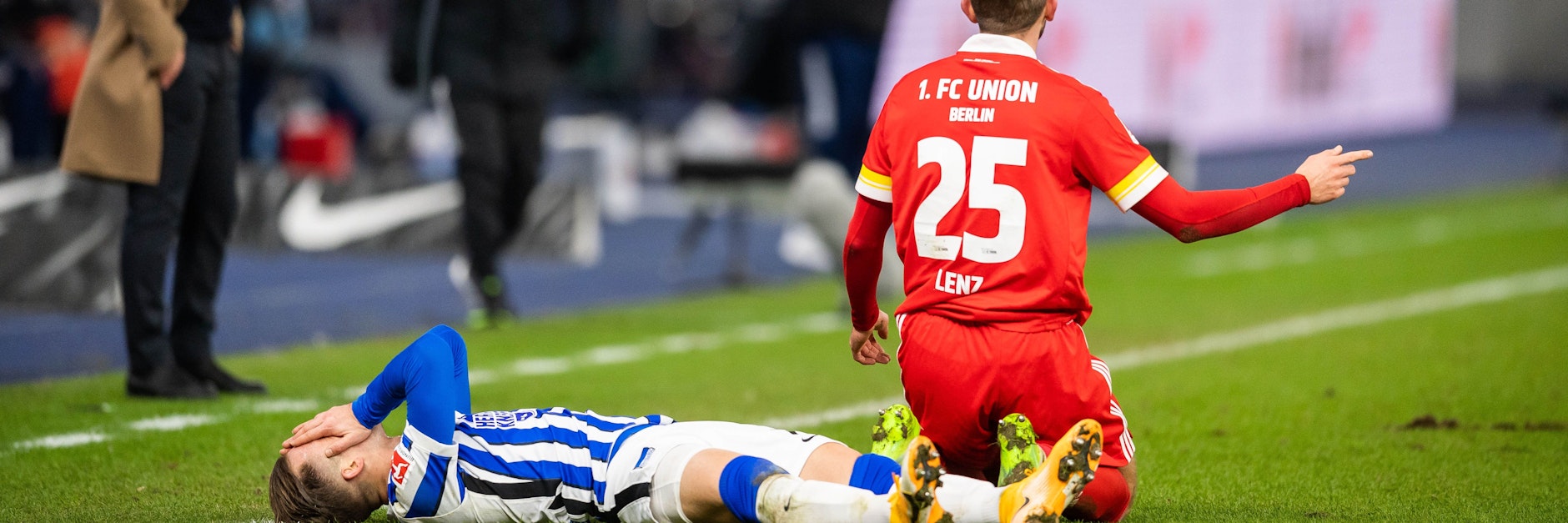 Torschütze Pekarik liegt am Boden, Lenz hatte ihn mit der Hand im Gesicht getroffen.