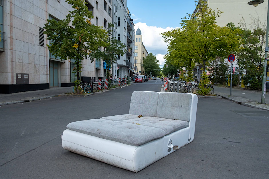 Surreal: ein Schlafsofa auf einer menschenleeren Straße in Prenzlauer Berg.&nbsp;