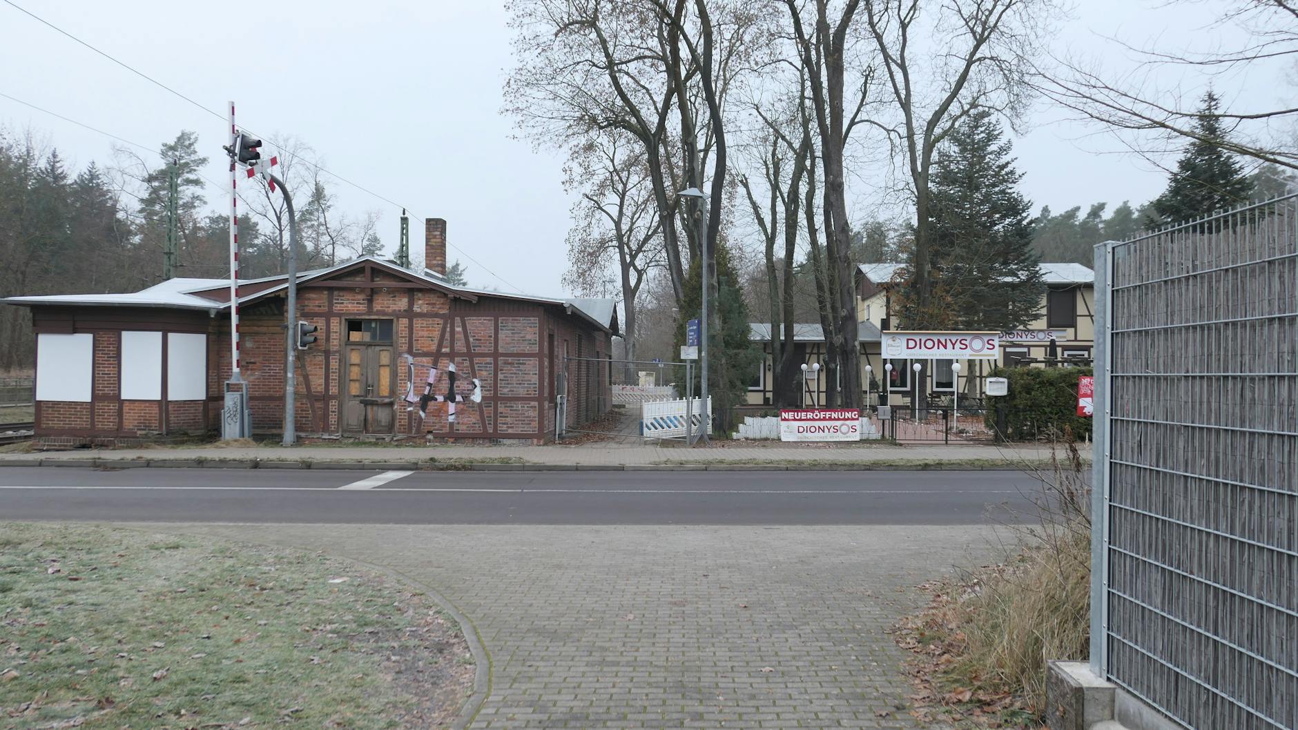 Das alte Bahnhofsgebäude Fangschleuse ist baufällig, soll aber restauriert werden.