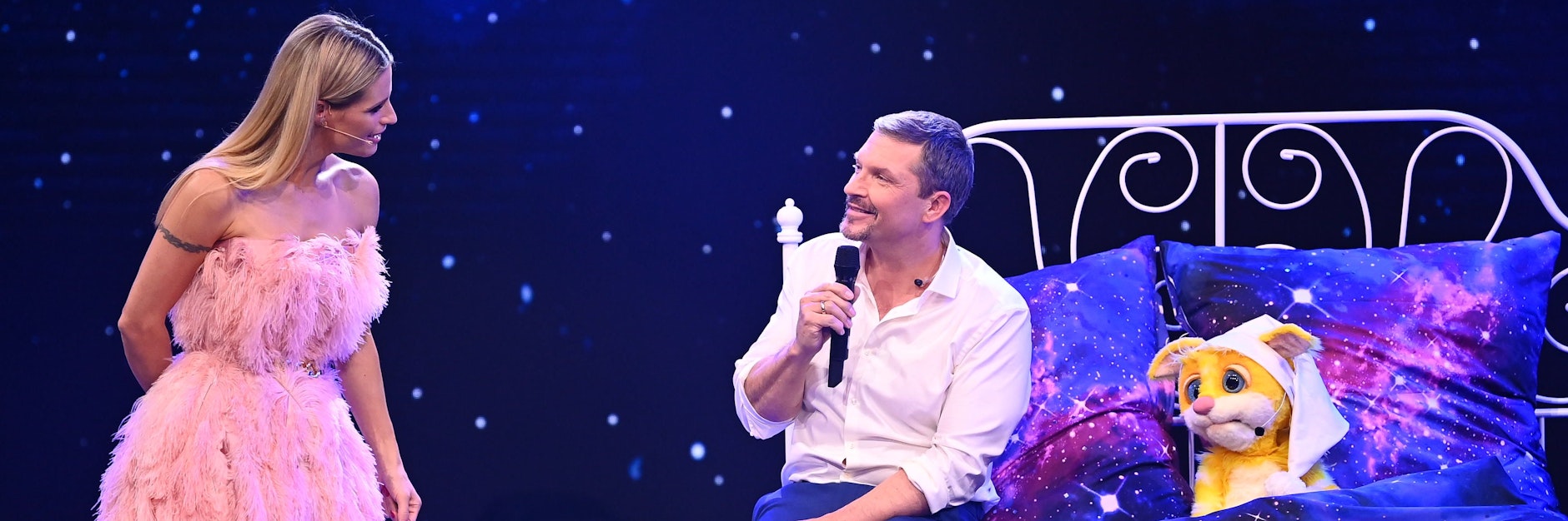 Moderatorin Michelle Hunziker mit Schauspieler Hardy Krüger Jr., und Puppe Polly auftrat. Der Schauspieler scheidet aufgrund einer Knieverletzung aus, wird von Jimi Blue Ochsenknecht ersetzt.