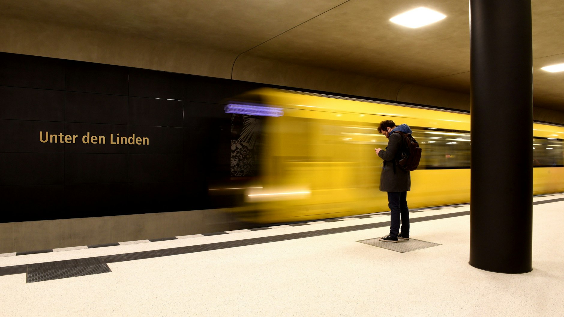 Fahrt frei! Ein Zug der U-Bahn-Linie U5 zwischen Hönow und Hauptbahnhof fährt in den Bahnhof Unter den Linden ein.