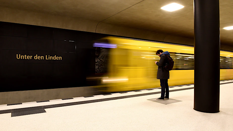 Fahrt frei! Ein Zug der U-Bahn-Linie U5 zwischen Hönow und Hauptbahnhof fährt in den Bahnhof Unter den Linden ein.
