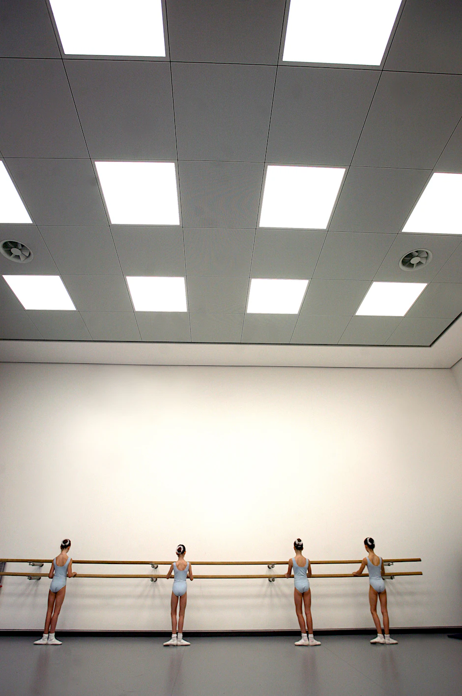 Mädchen trainieren in der staatlichen Ballettschule.