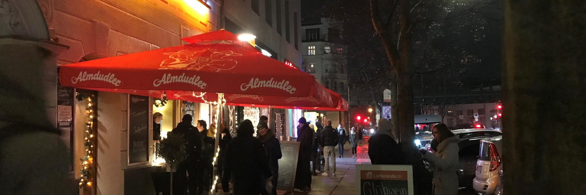 Ein bisschen Heimeligkeit suchen die Menschen auf der Stargarder Straße in Berlin. 