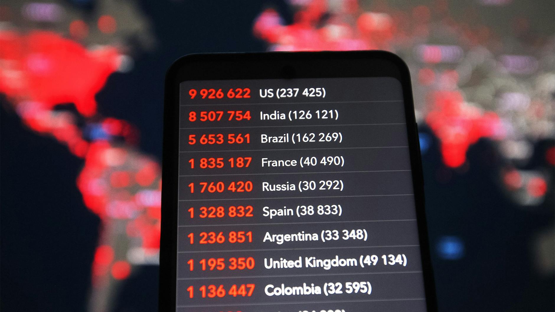 Auf einem Smartphone werden die Zahlen von Fällen von Corona-Infizierten und Corona-Toten verschiedener Länder von der Worldometer-Website angezeigt.