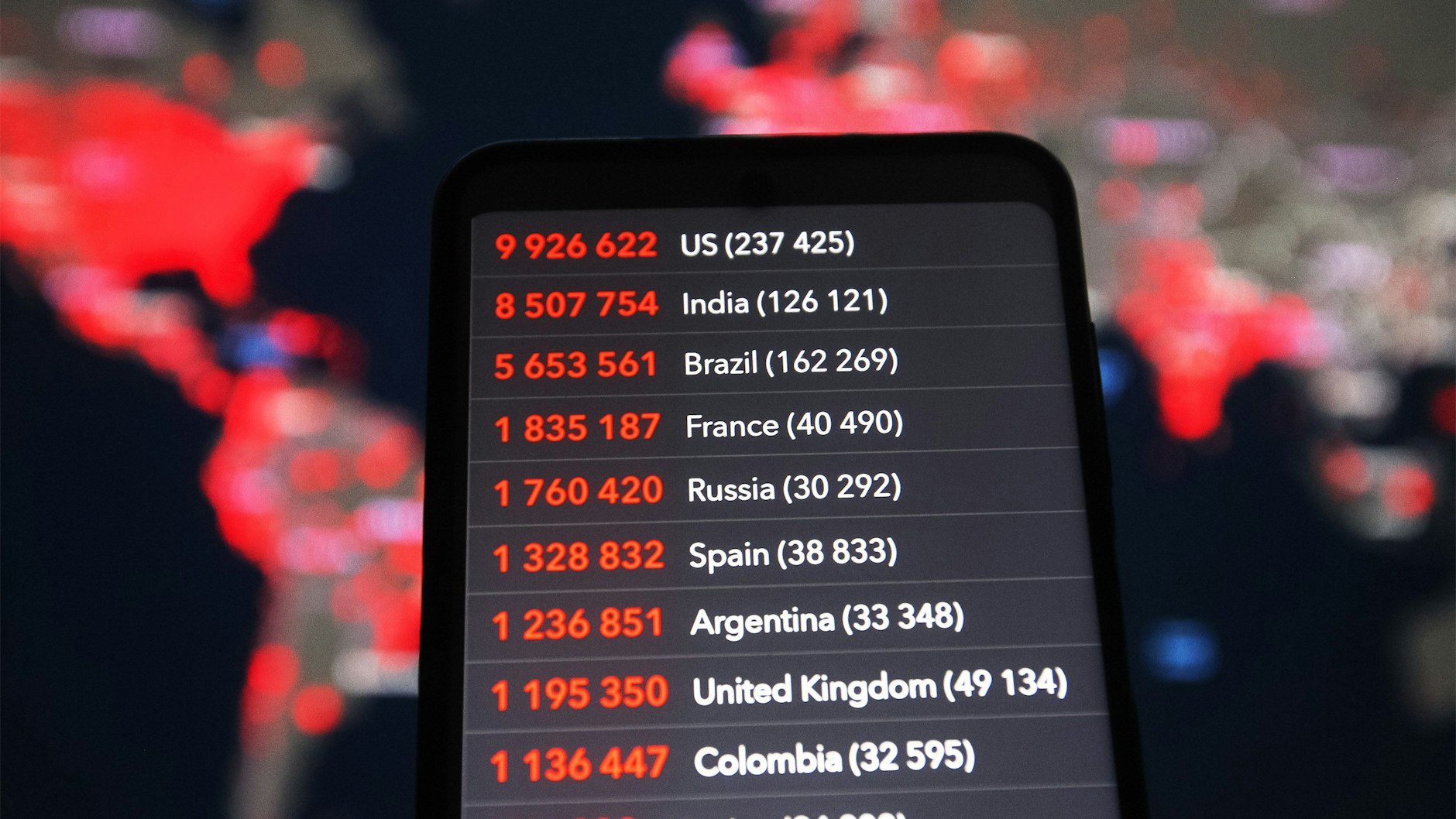 Auf einem Smartphone werden die Zahlen von Fällen von Corona-Infizierten und Corona-Toten verschiedener Länder von der Worldometer-Website angezeigt.