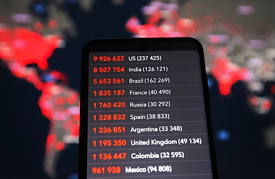 Auf einem Smartphone werden die Zahlen von Fällen von Corona-Infizierten und Corona-Toten verschiedener Länder von der Worldometer-Website angezeigt.