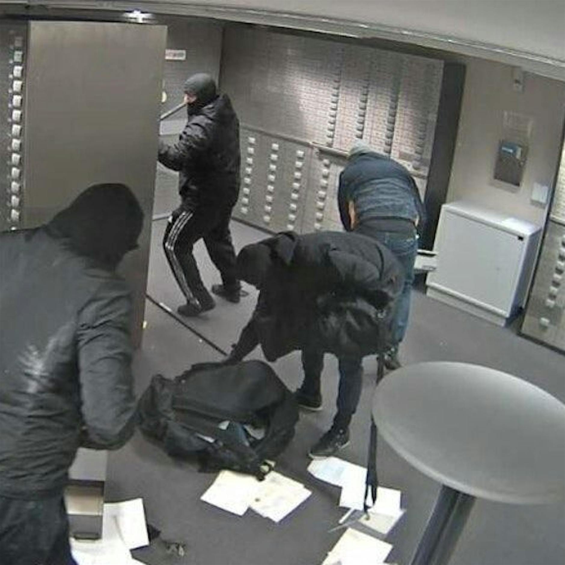 Bankraub in Berliner Sparkasse: Wer kennt die Täter?