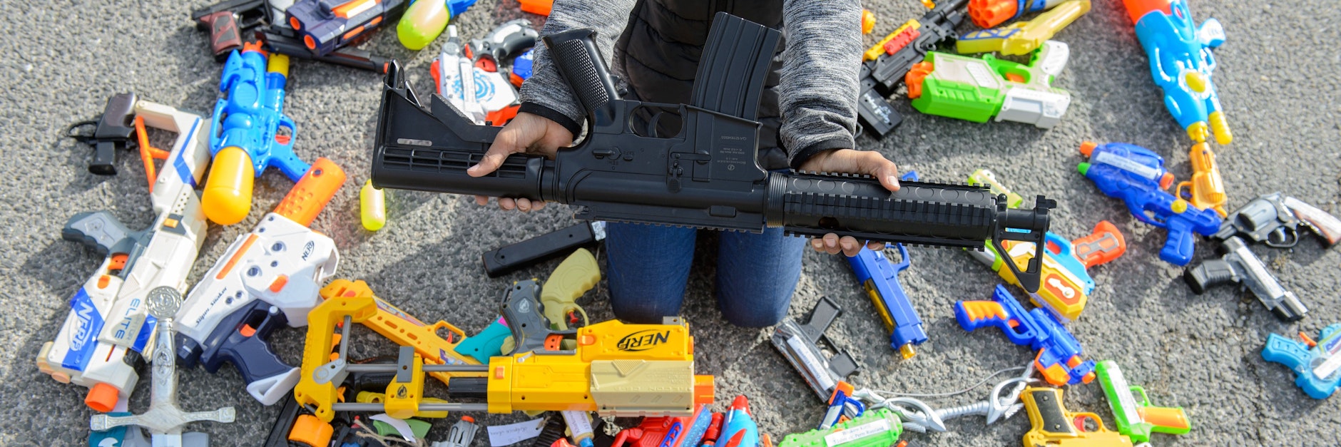 Manche Spielzeugwaffen sehen echten Waffen nicht nur täuschend ähnlich, sondern bergen auch ein echtes Verletzungsrisiko.