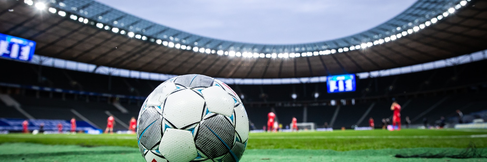 Da ist der Derbystar des heutigen Duells: Der Spielball beim Kick zwischen Hertha BSC und dem 1. FC Union trägt seinen Namen völlig zu Recht.&nbsp;