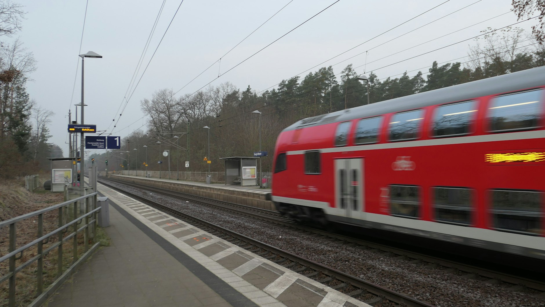Bislang rauschen viele Züge des RE1 ohne Halt durch die Station Fangschleuse.