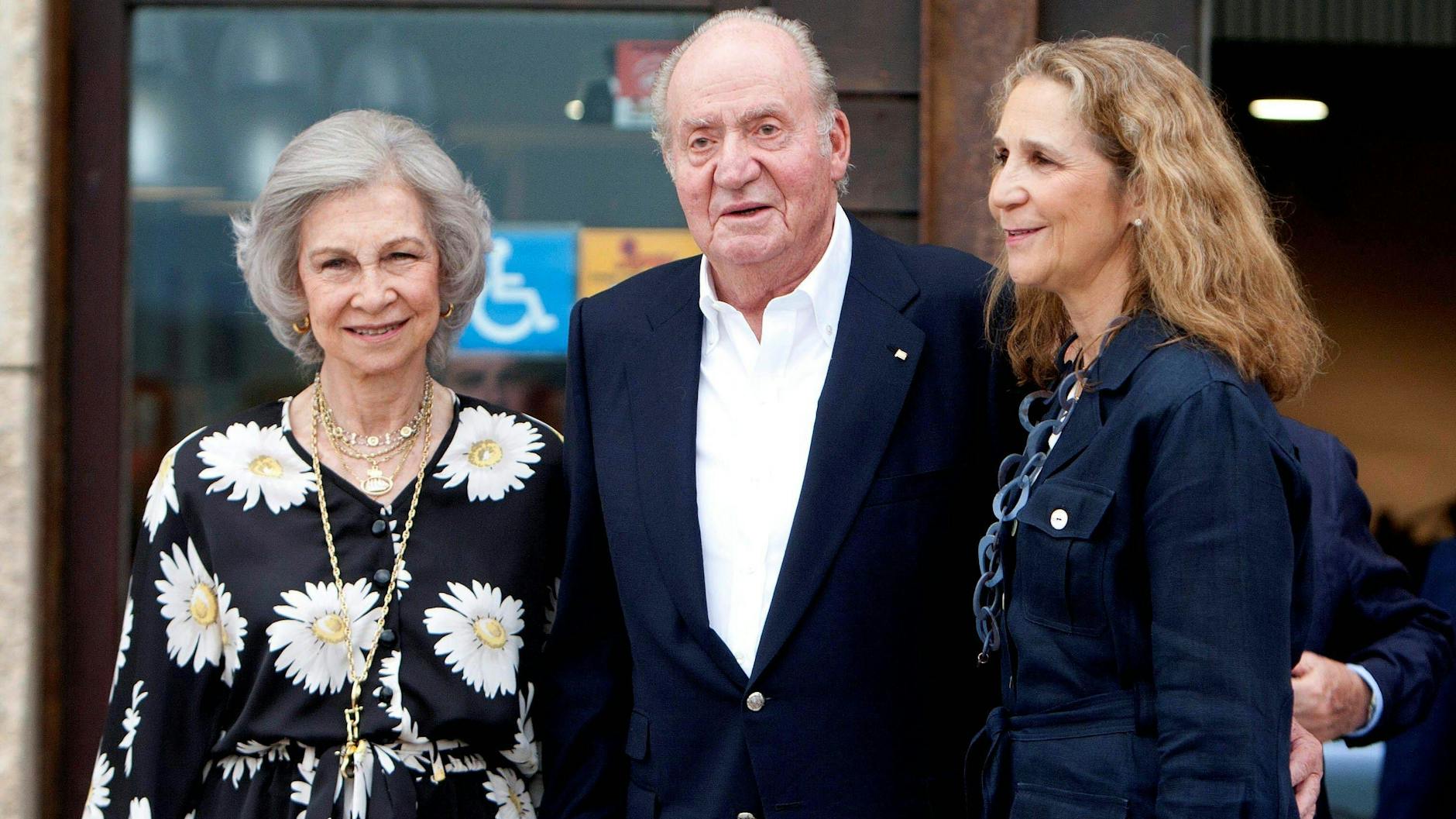 Schein waren für die Kameras: Spaniens Ex-König Juan Carlos, Ex-Königin Sofia und ihre gemeinsame Tochter Prinzessin Elena bei einer Veranstaltung in Spanien, 2019.