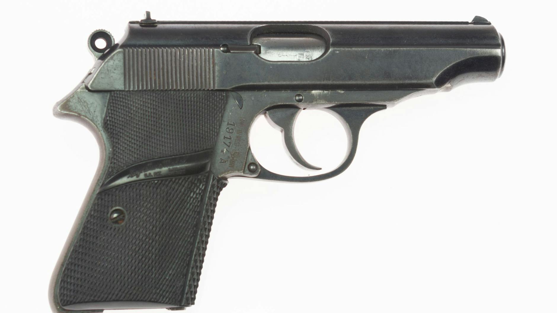 Die halbautomatische Pistole von Typ Walther PP. Die Pistole, die Bond-Darsteller Sean Connery bei seinem ersten Auftritt als Geheimagent in „James Bond - 007 jagt Dr. No“ (1962) benutzte, wurde versteigert. 