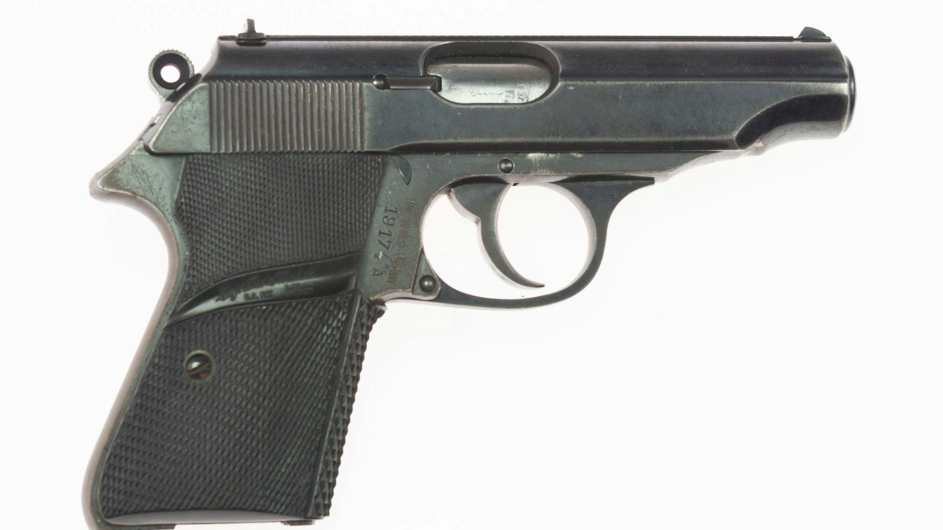 Die halbautomatische Pistole von Typ Walther PP. Die Pistole, die Bond-Darsteller Sean Connery bei seinem ersten Auftritt als Geheimagent in „James Bond - 007 jagt Dr. No“ (1962) benutzte, wurde versteigert.&nbsp;