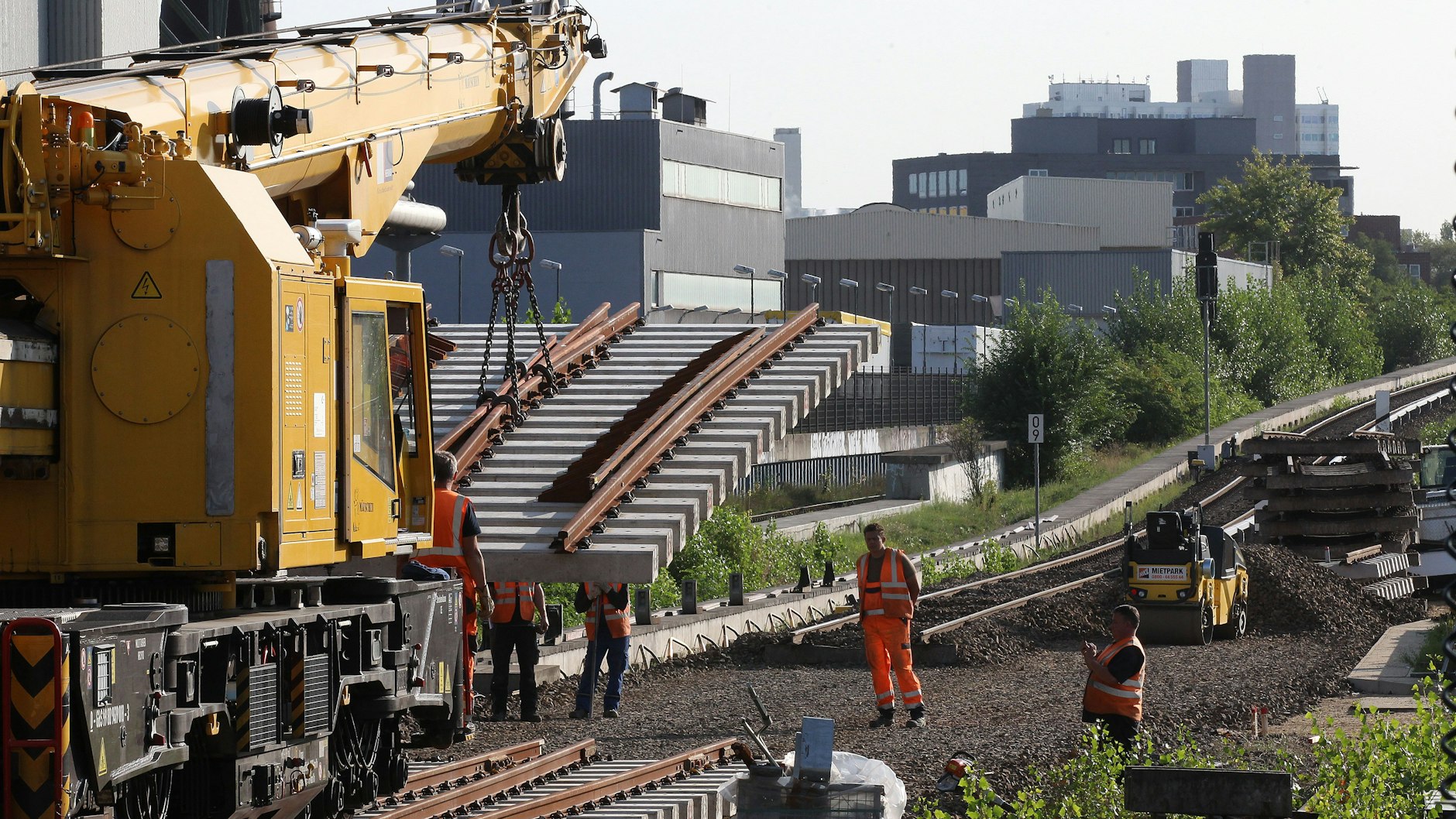Schweres Gerät: Am S-Bahnhof Westhafen verlegten Gleisbauer im September 2020 eine neue Trasse. Dort und im S-Bahnhof Wedding soll die City-S-Bahn zum Hauptbahnhof abzweigen.