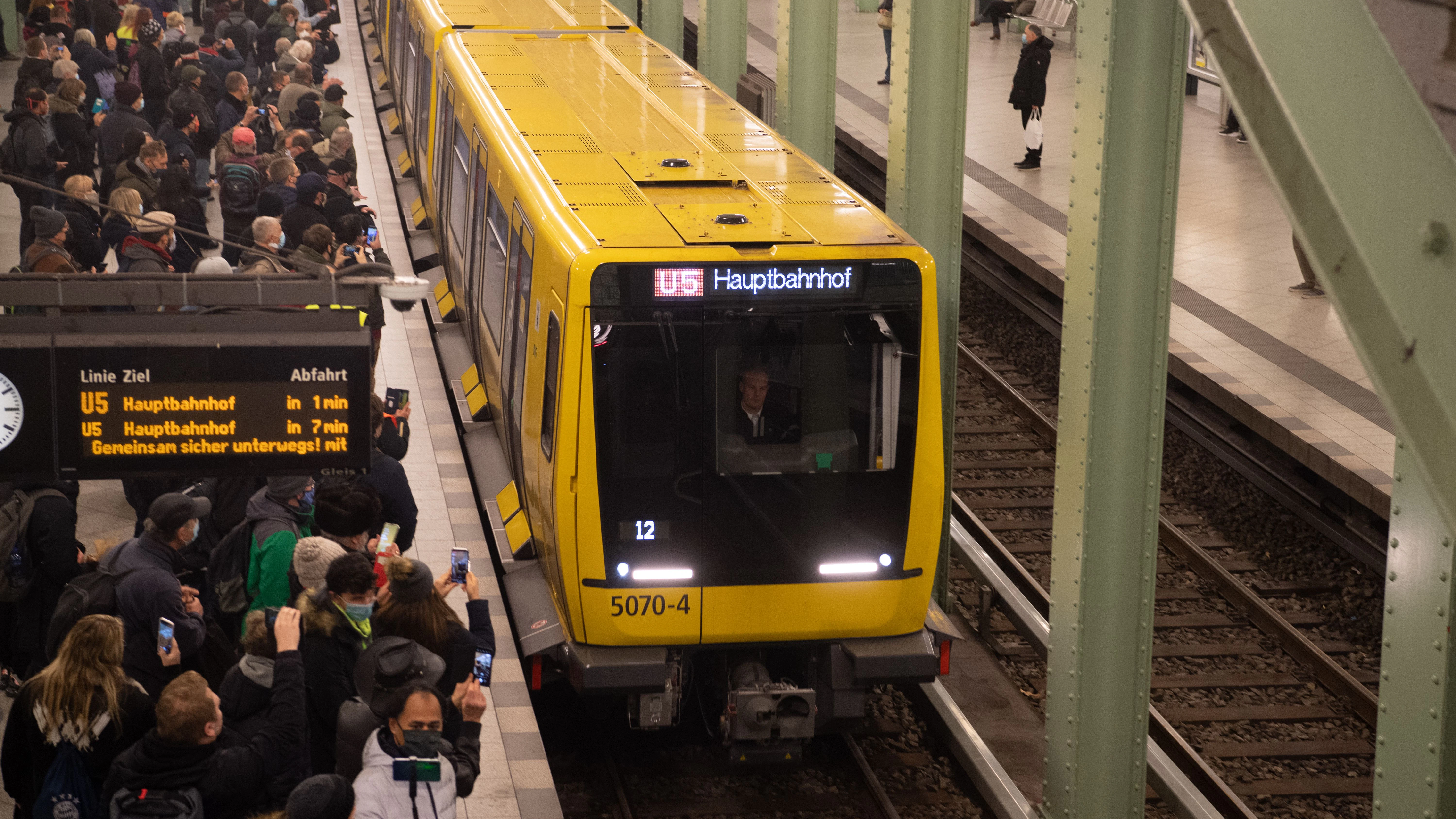 Gedränge trotz Corona: Die ersten Züge, die am Freitag über die neue Strecke in Mitte fuhren, wurden gestürmt. Hier eine U5 zum Hauptbahnhof im U-Bahnhof Alexanderplatz.