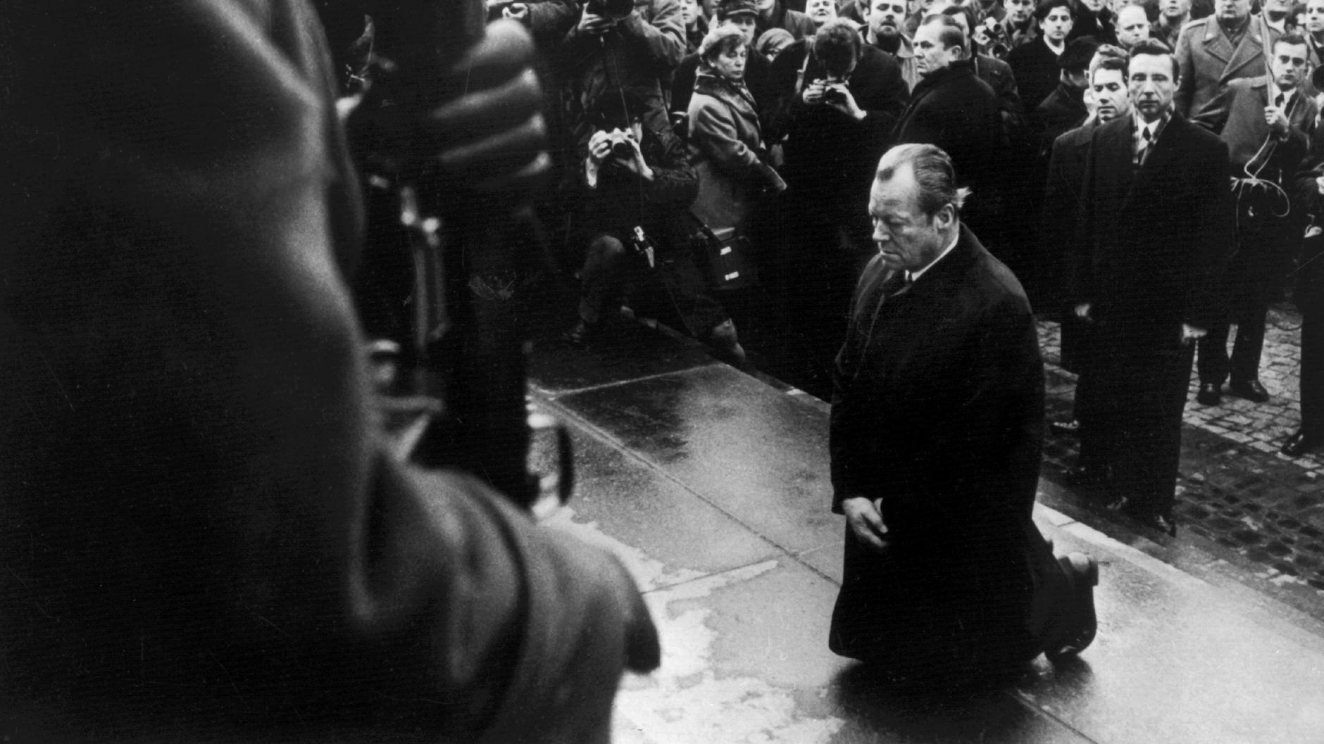 Kanzler Willy Brandt kniet am 7. Dezember 1970 vor dem Mahnmal im einstigen jüdischen Ghetto in Warschau, das den Helden des Ghetto-Aufstandes vom April 1943 gewidmet ist. 