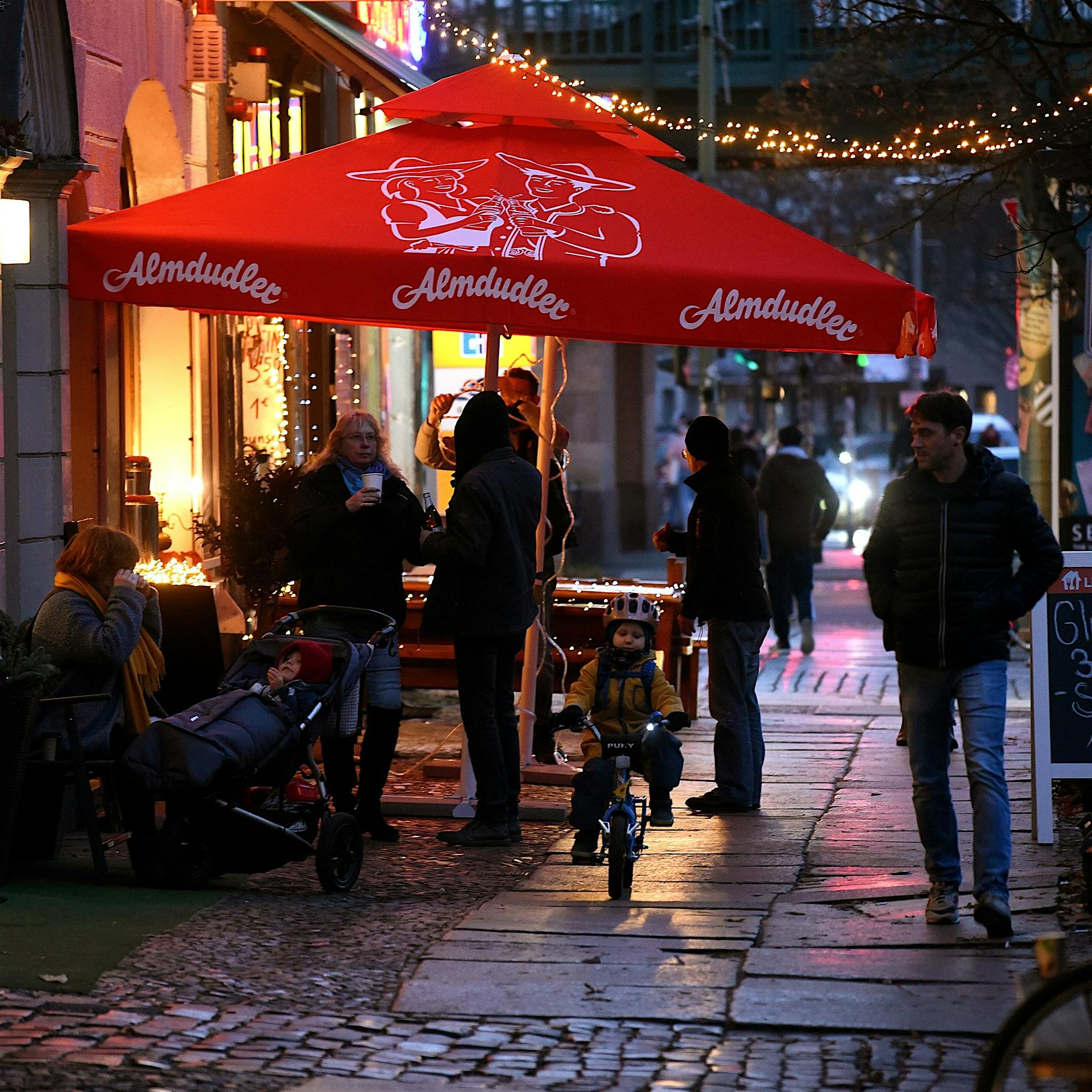 Image - Abends auf Berlins „Glühwein-Strich“